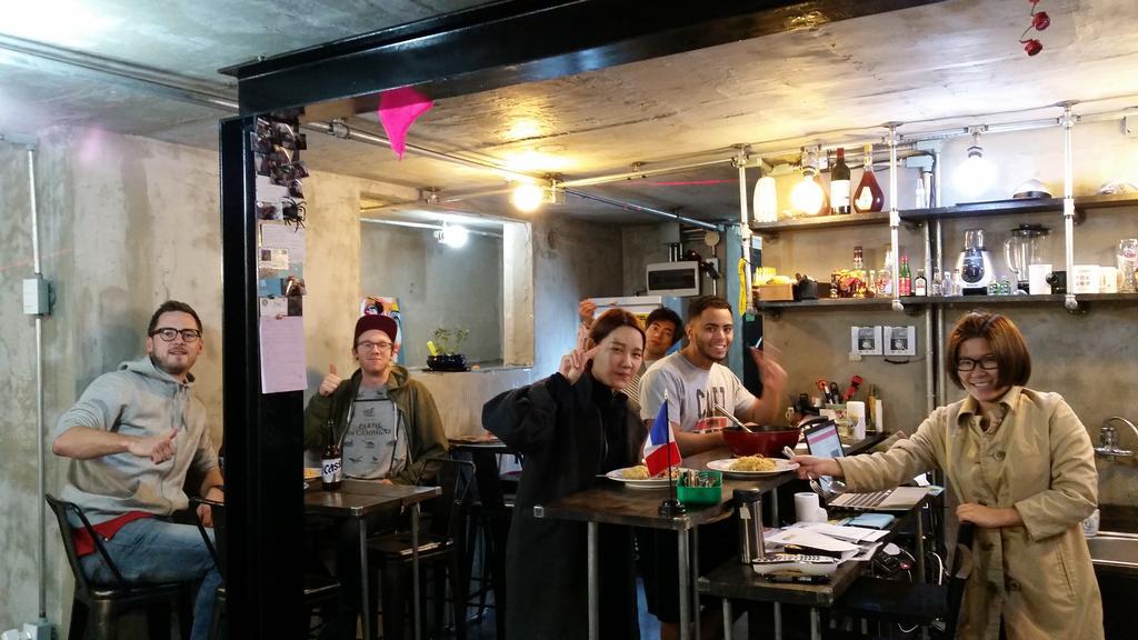 Time Travelers Party Hostel In Hongdae Seoel Buitenkant foto