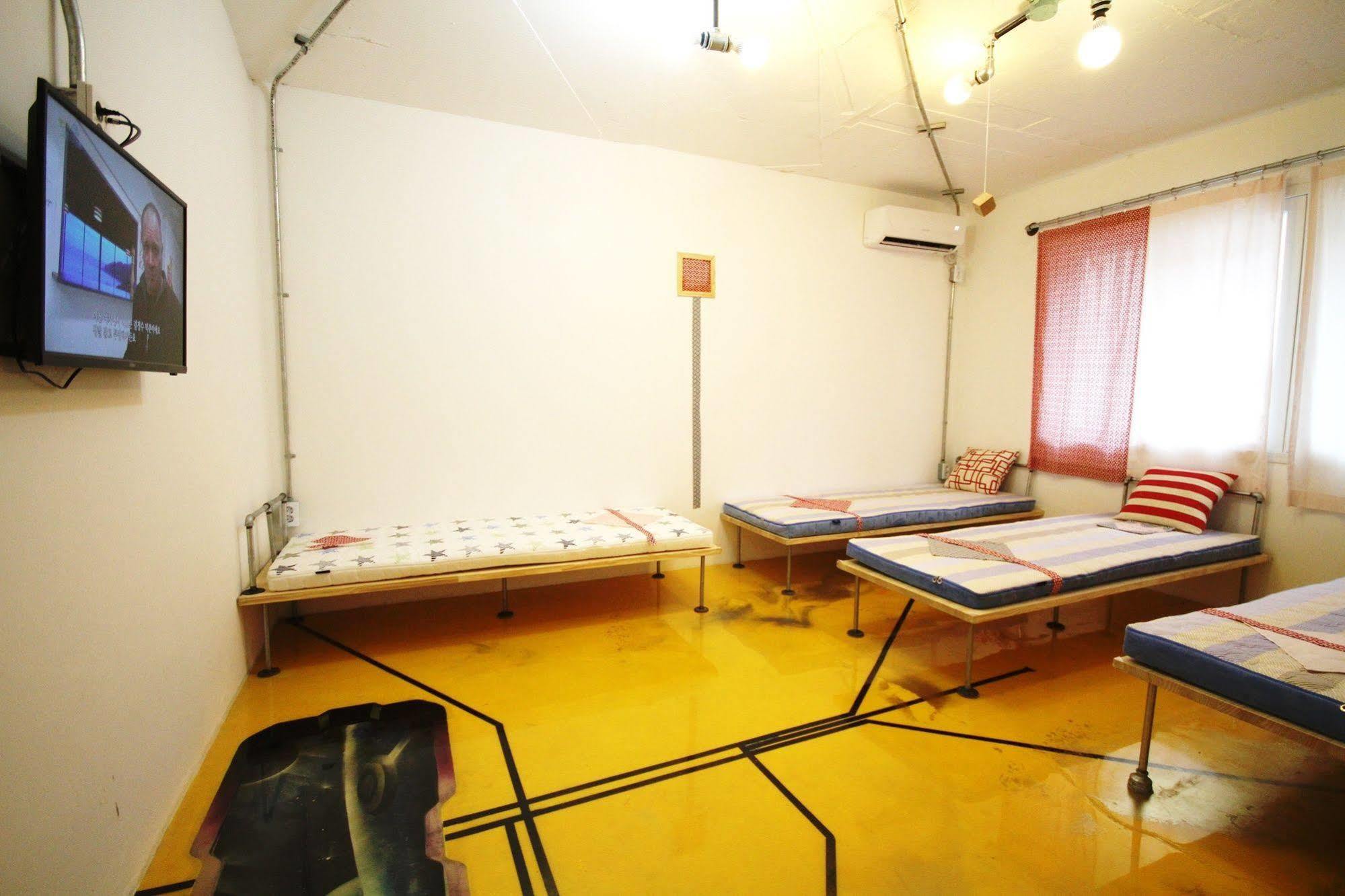Time Travelers Party Hostel In Hongdae Seoel Buitenkant foto