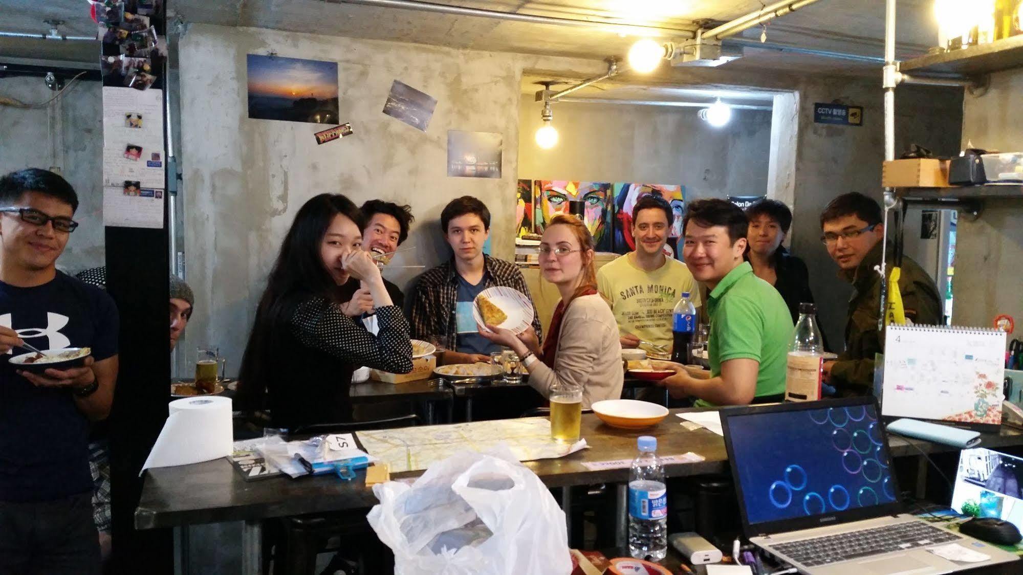 Time Travelers Party Hostel In Hongdae Seoel Buitenkant foto