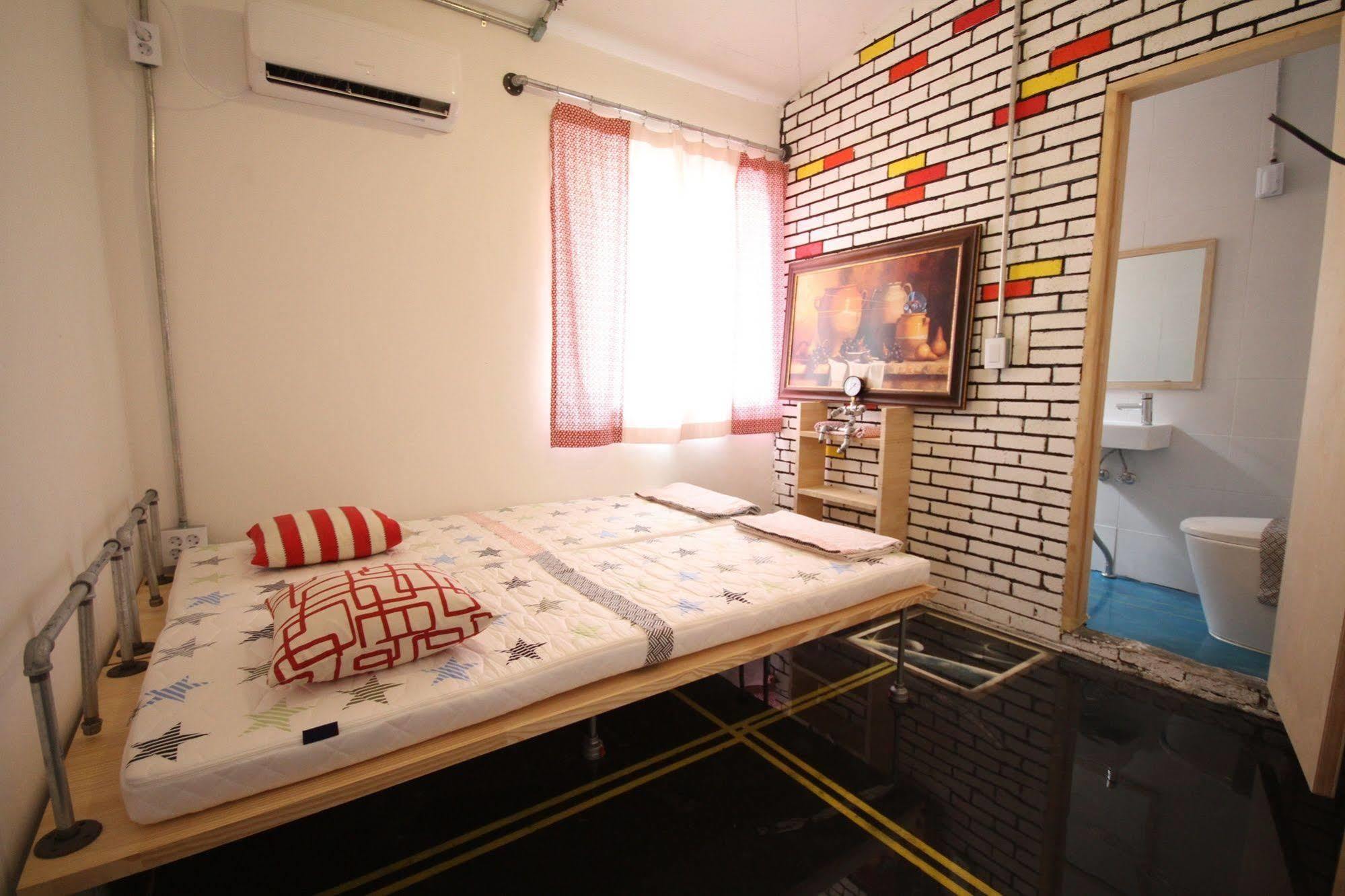 Time Travelers Party Hostel In Hongdae Seoel Buitenkant foto